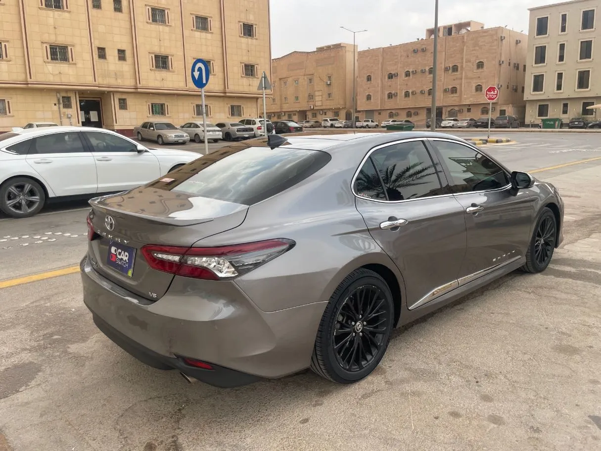 Car image 5