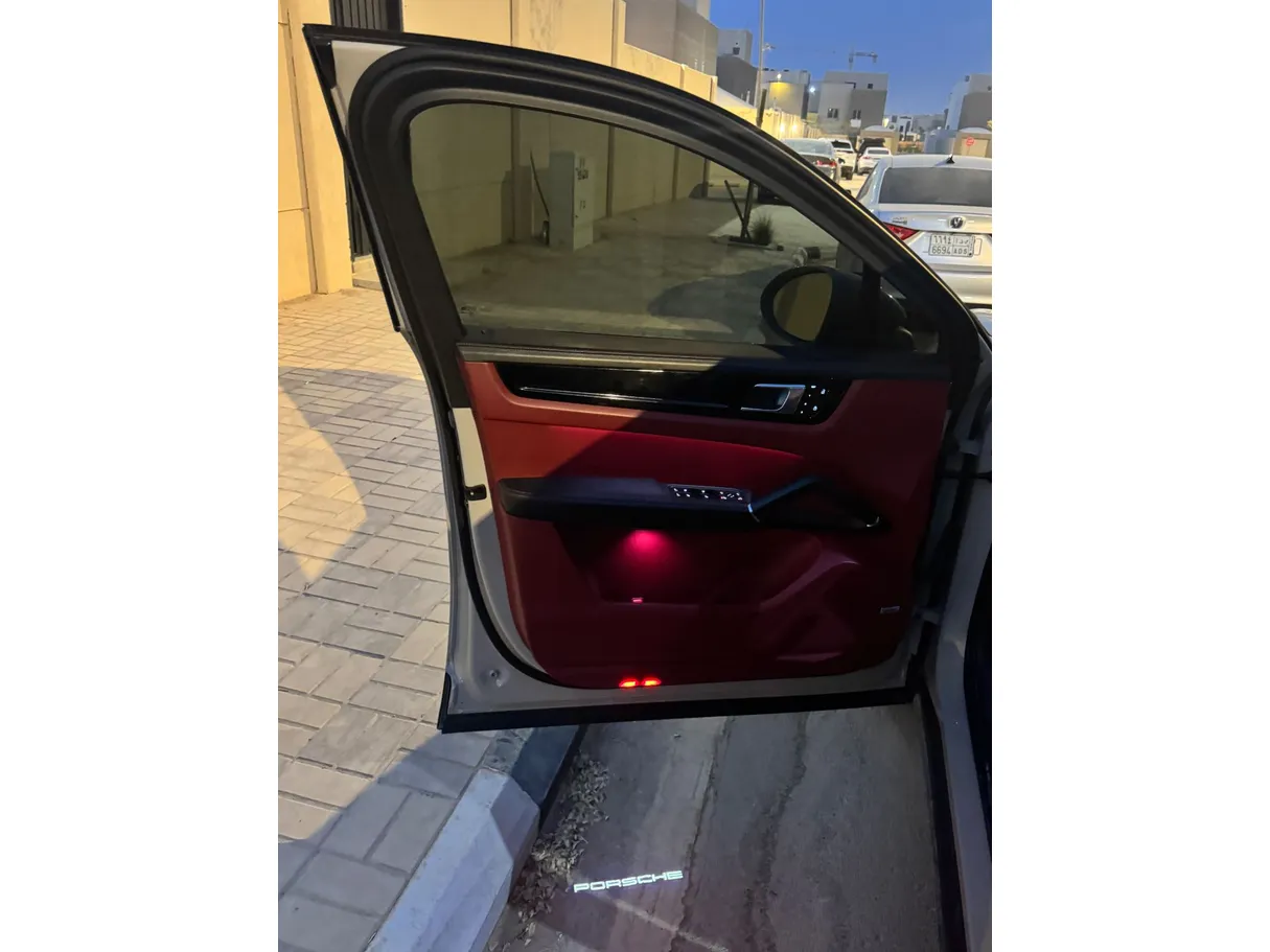 Car image 10
