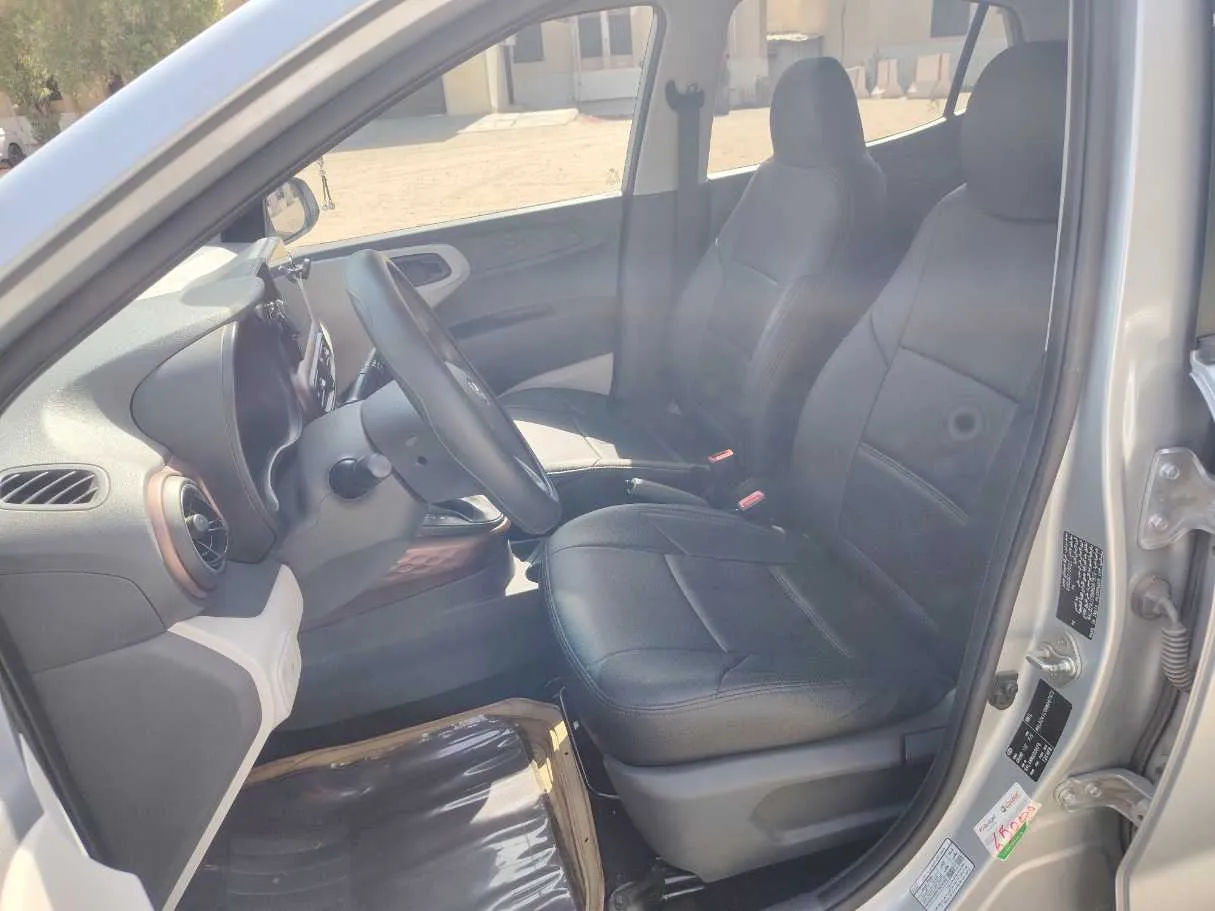 Car image 12