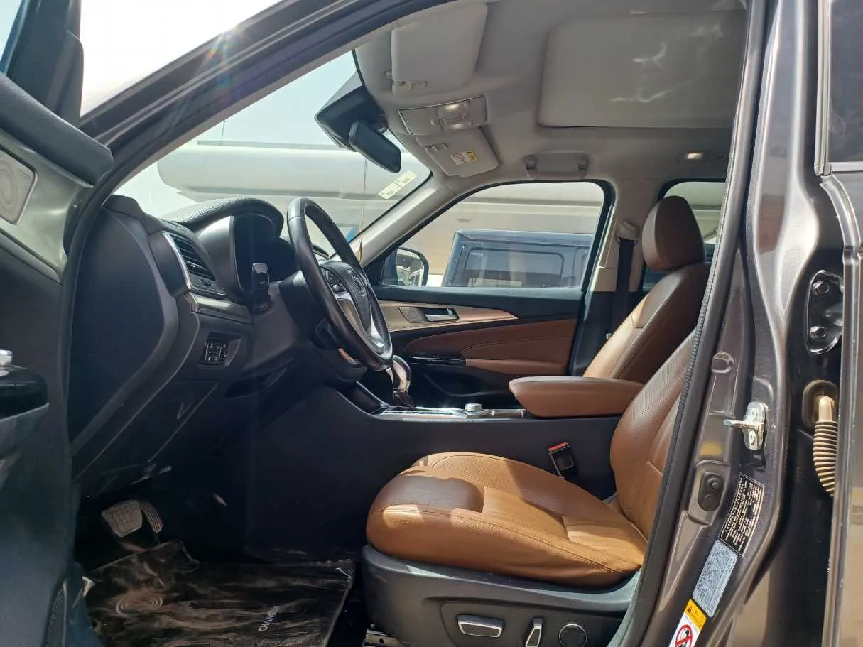 Car image 10
