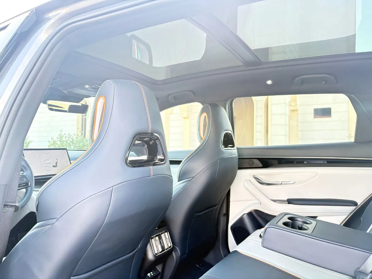Car image 17