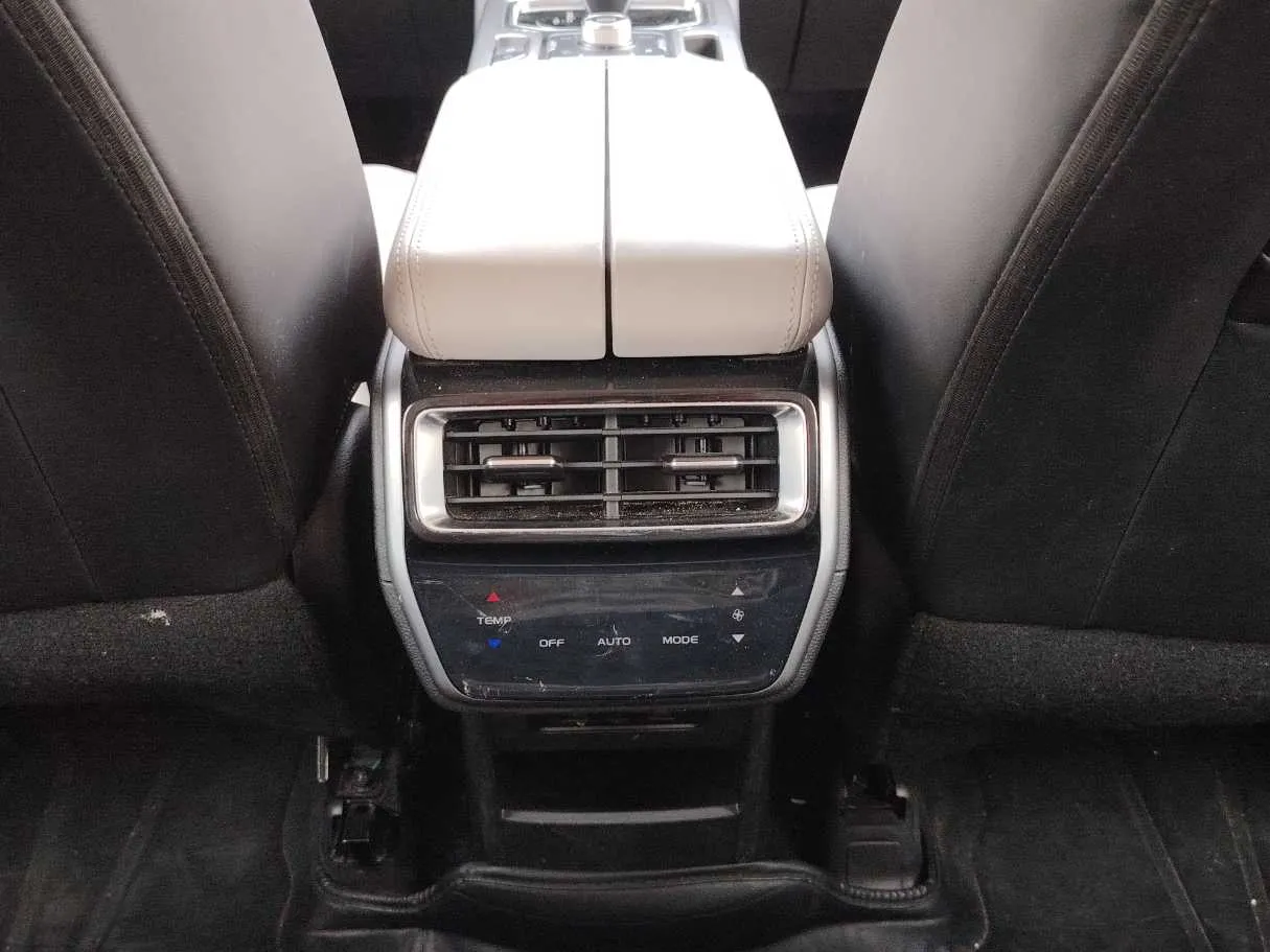 Car image 30