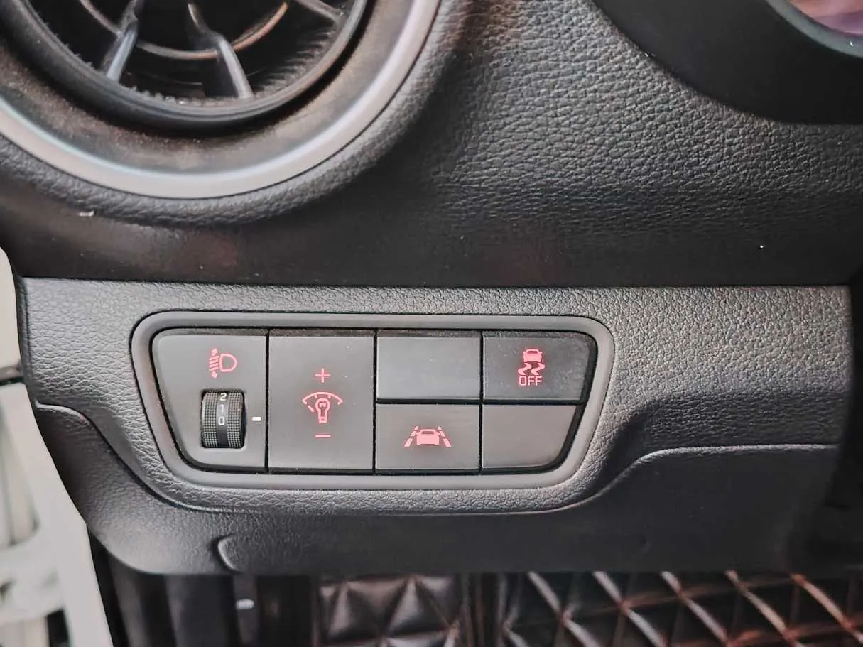 Car image 27