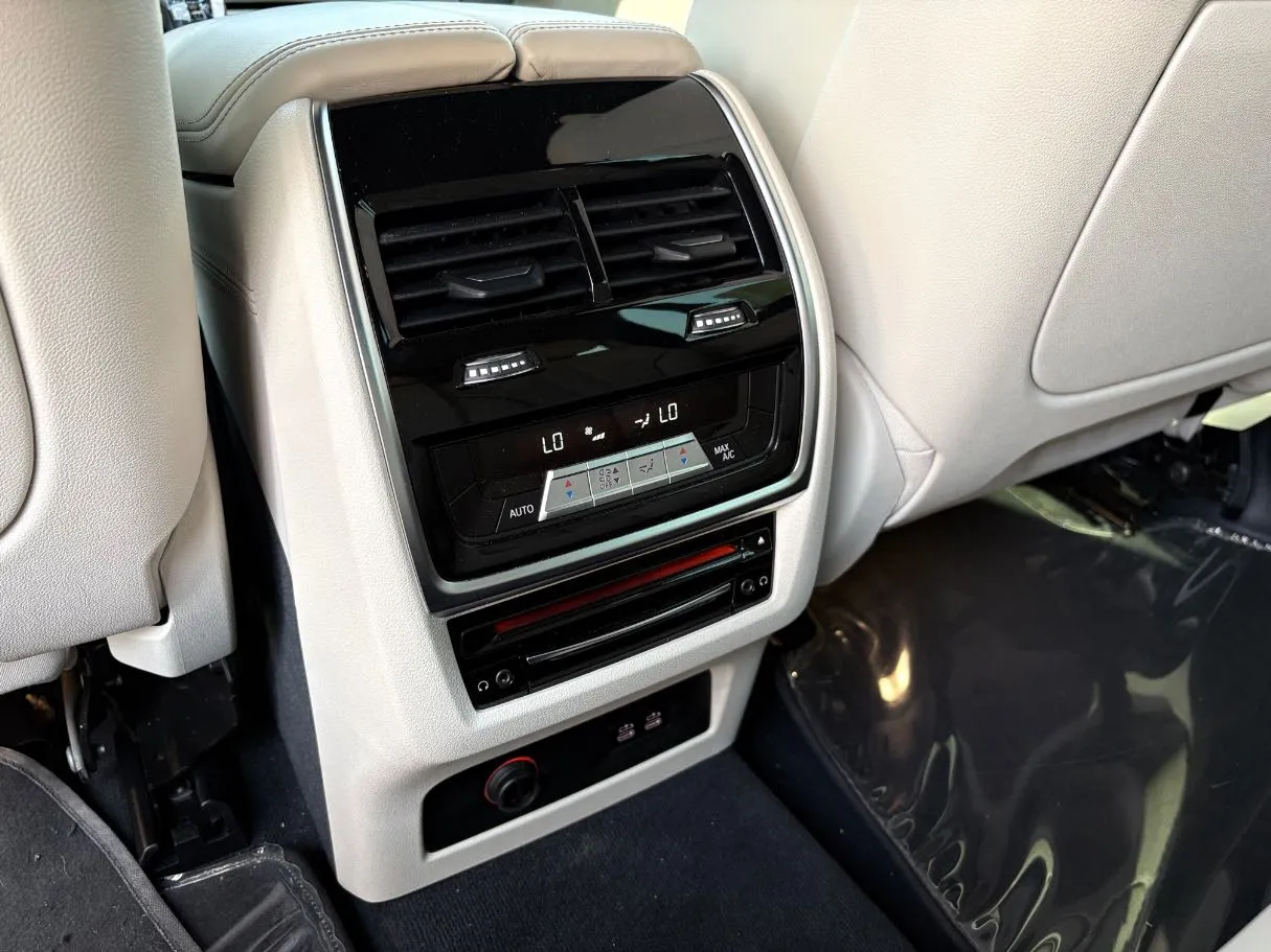 Car image 26