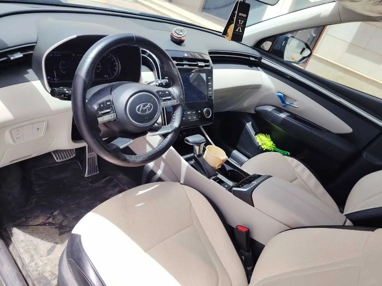 Car image 13