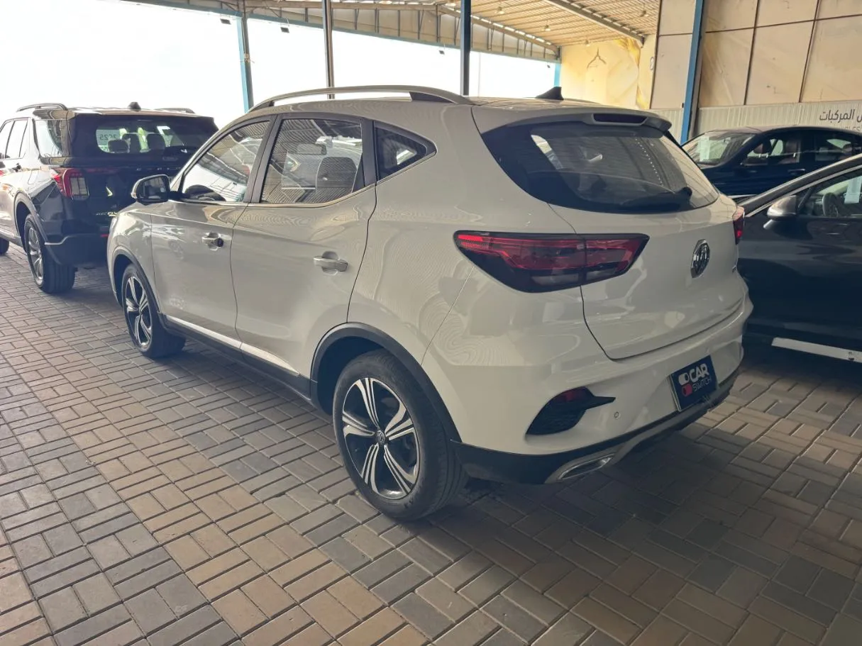 Car image 5