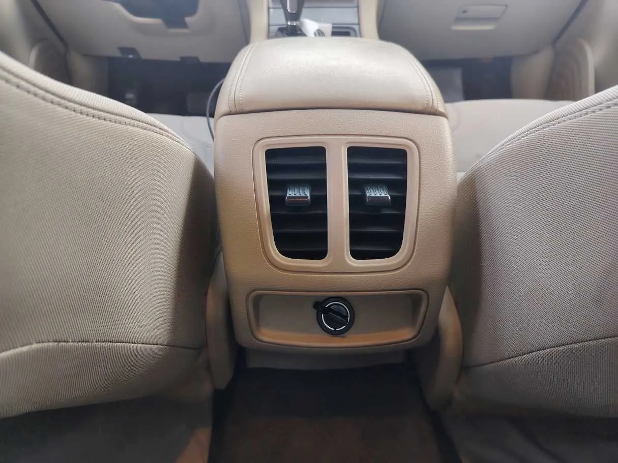 Car image 27