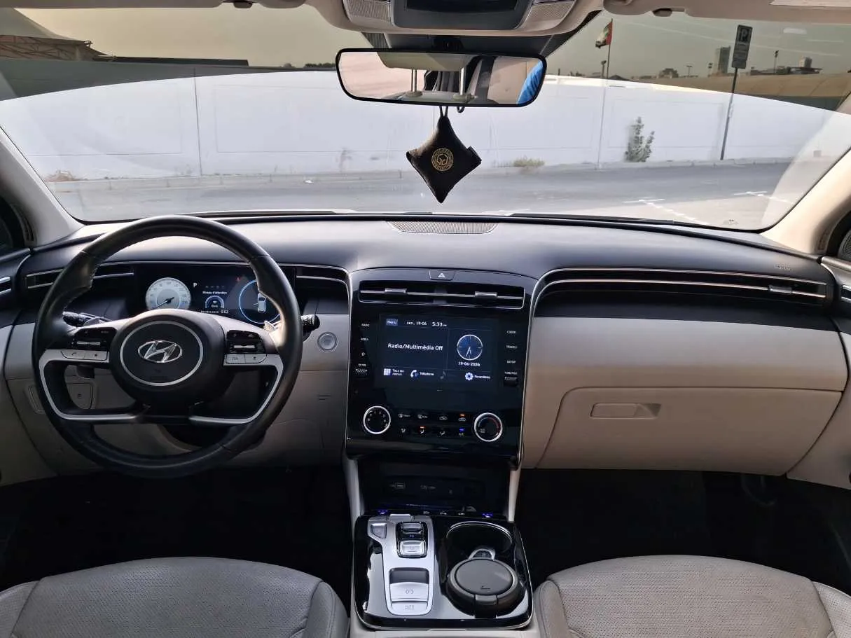 Car image 14