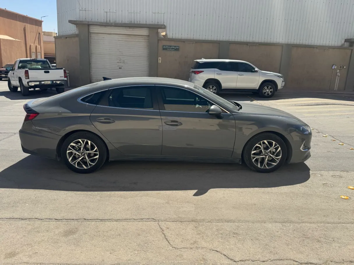 Car image 5