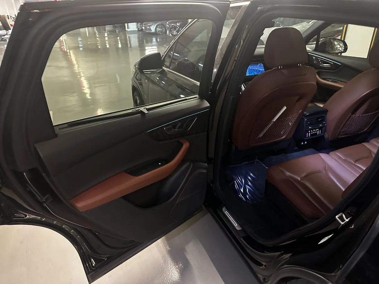 Car image 13