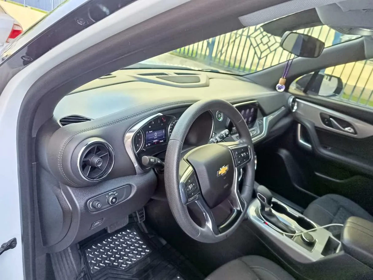 Car image 13