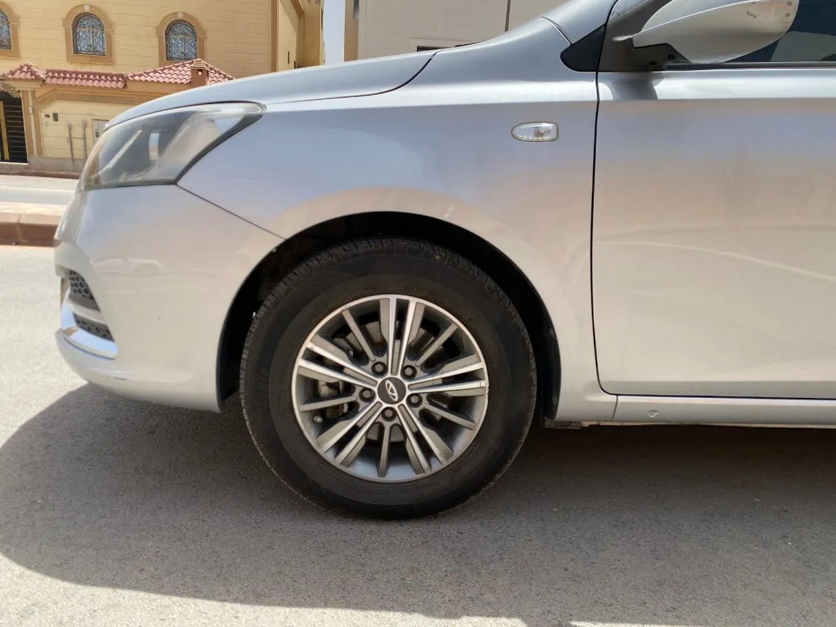 Car image 9