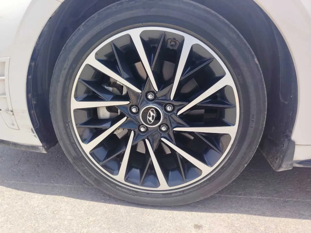 Car image 10