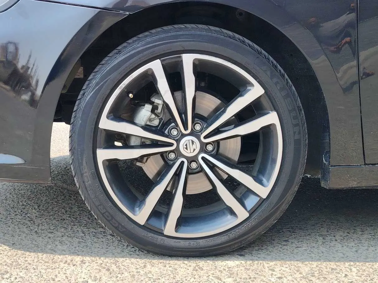 Car image 10
