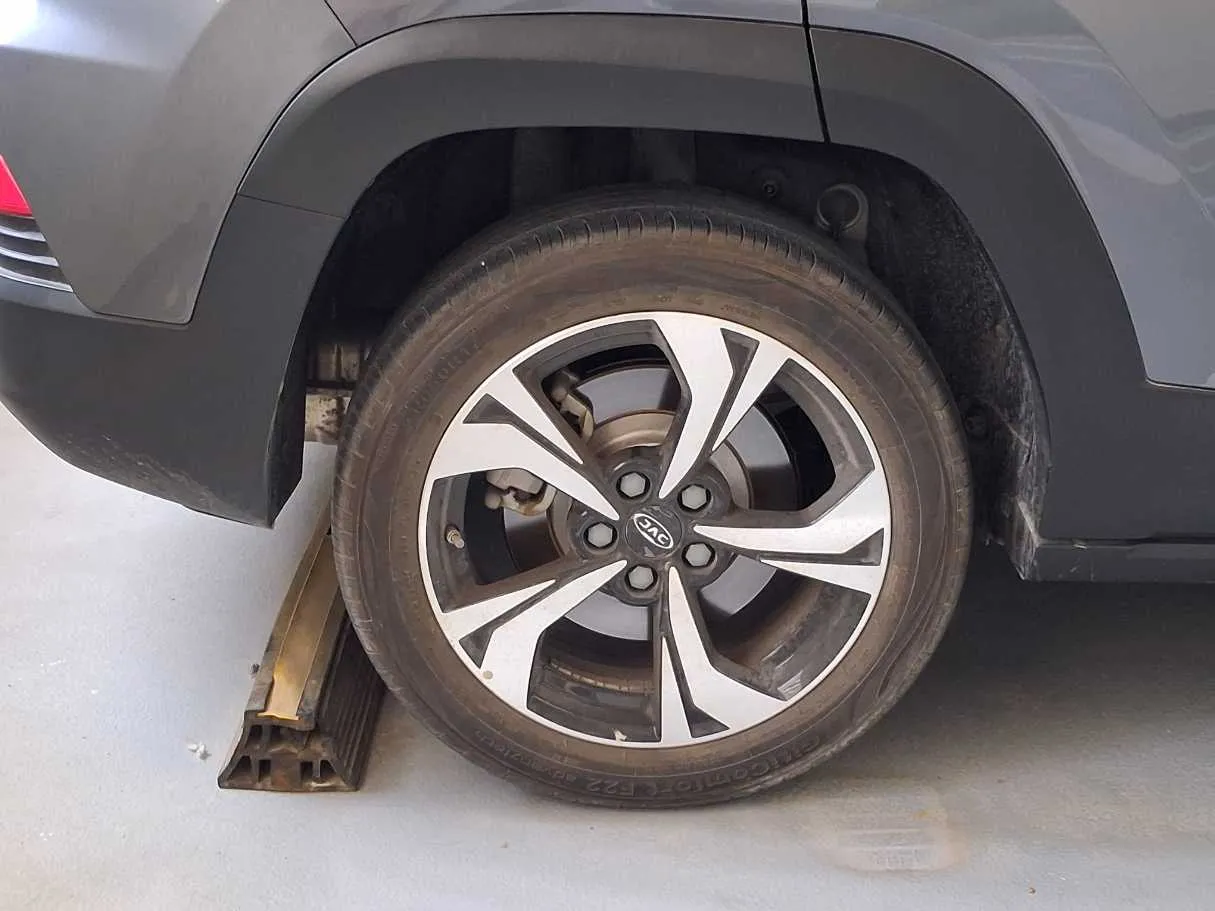 Car image 9