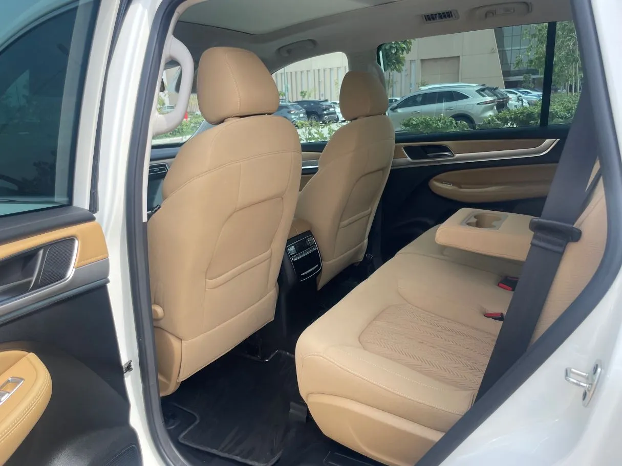 Car image 16