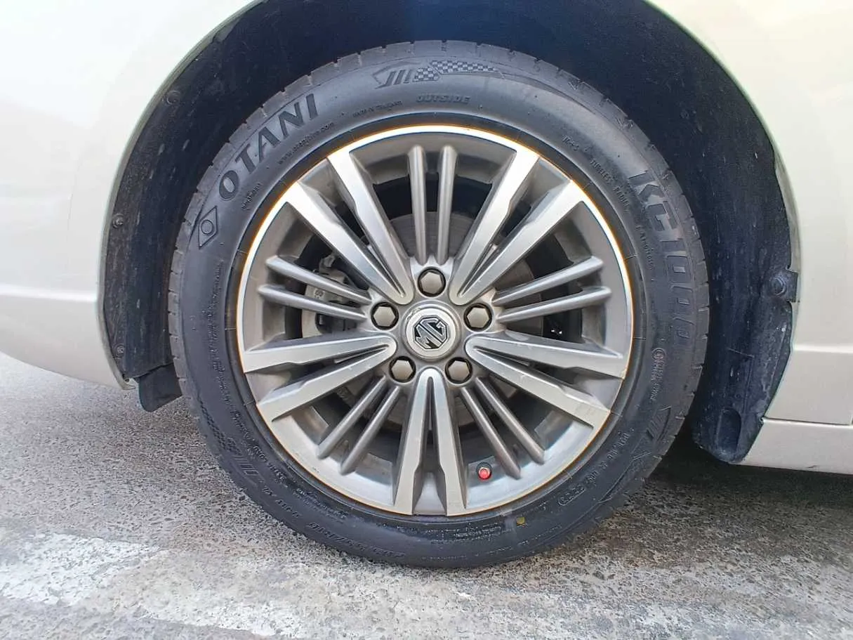 Car image 9