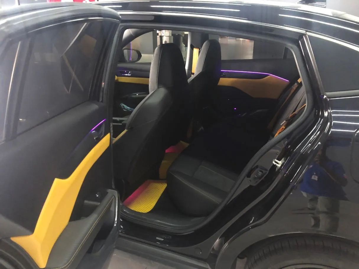 Car image 12