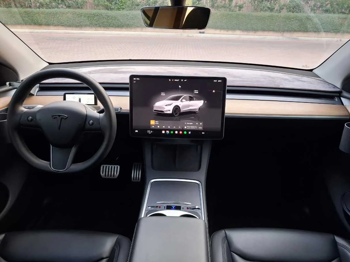 Car image 16