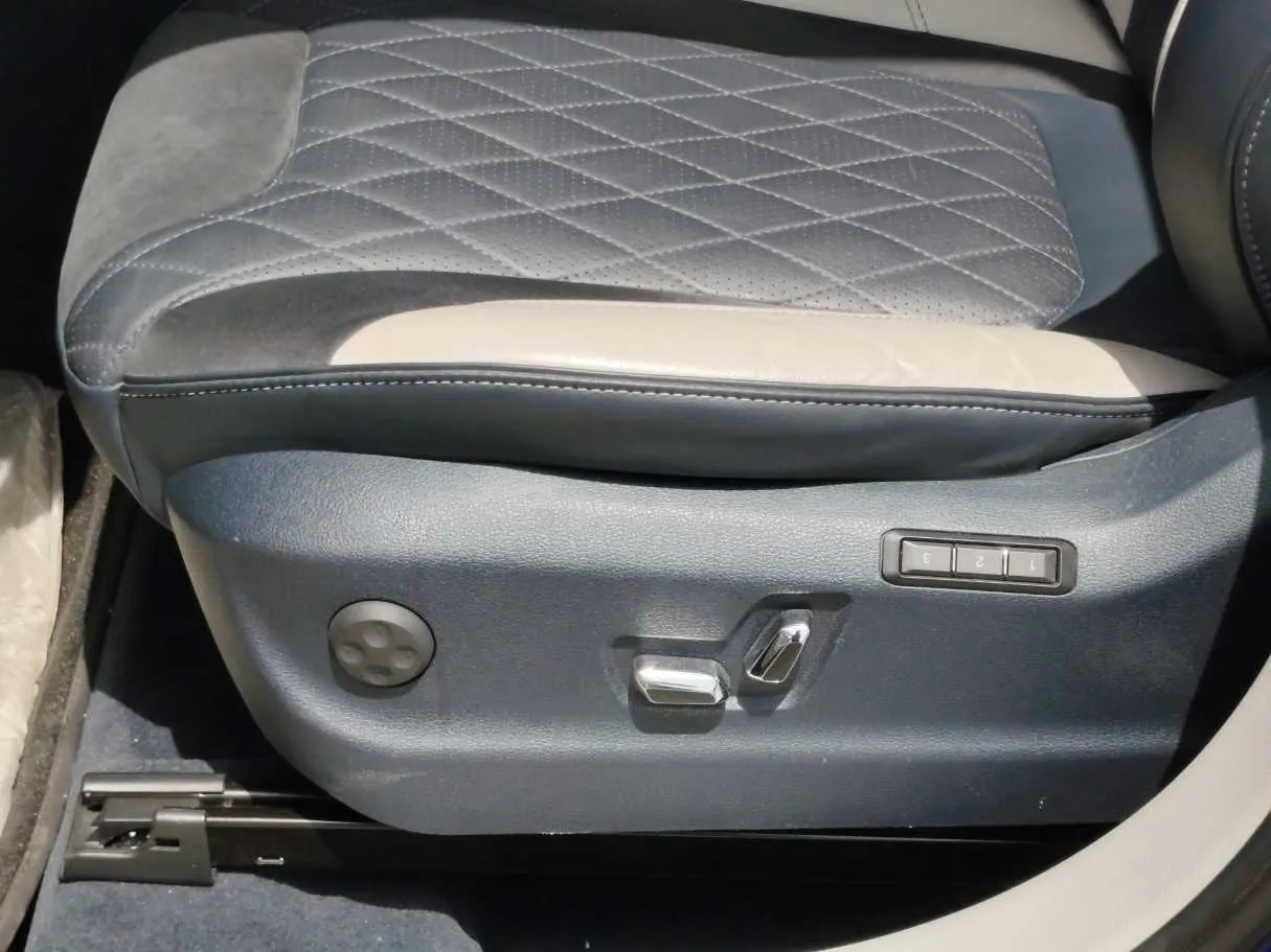 Car image 33