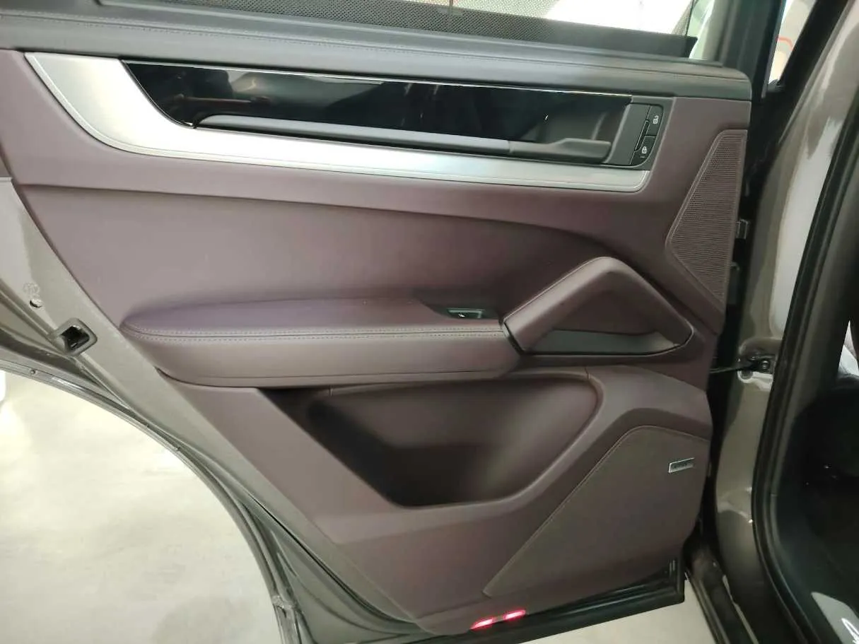 Car image 36