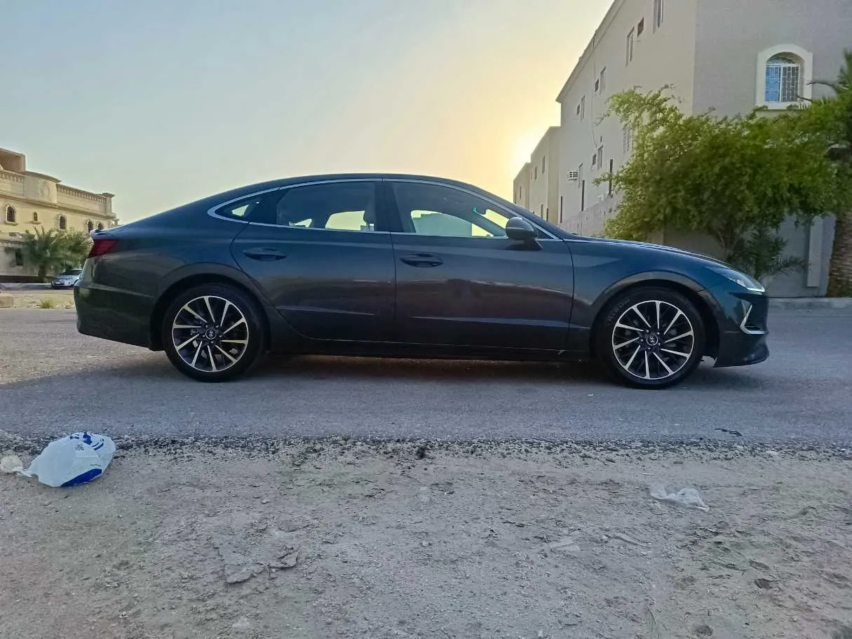 Car image 4