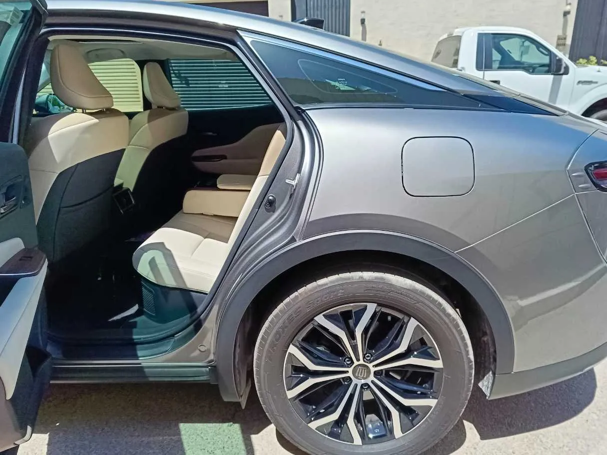 Car image 18