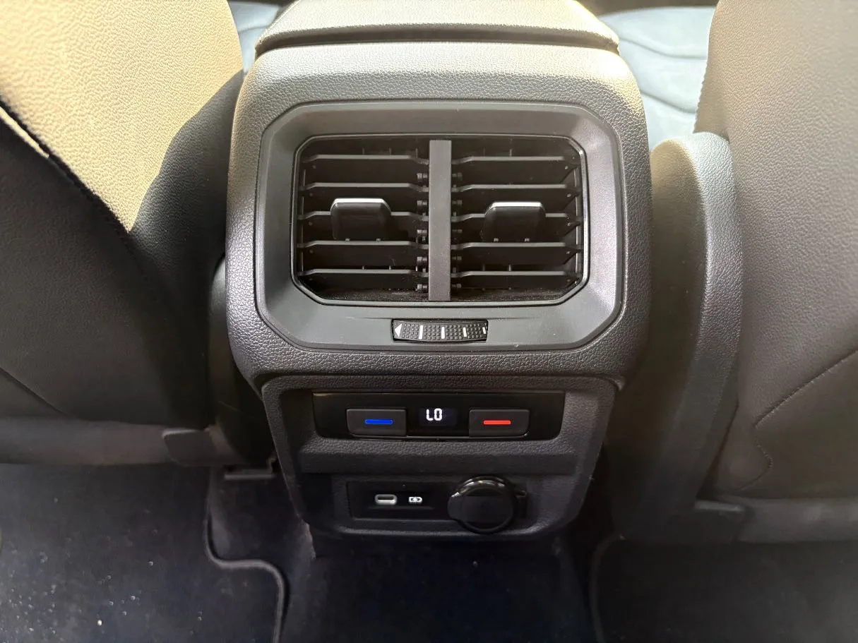 Car image 27