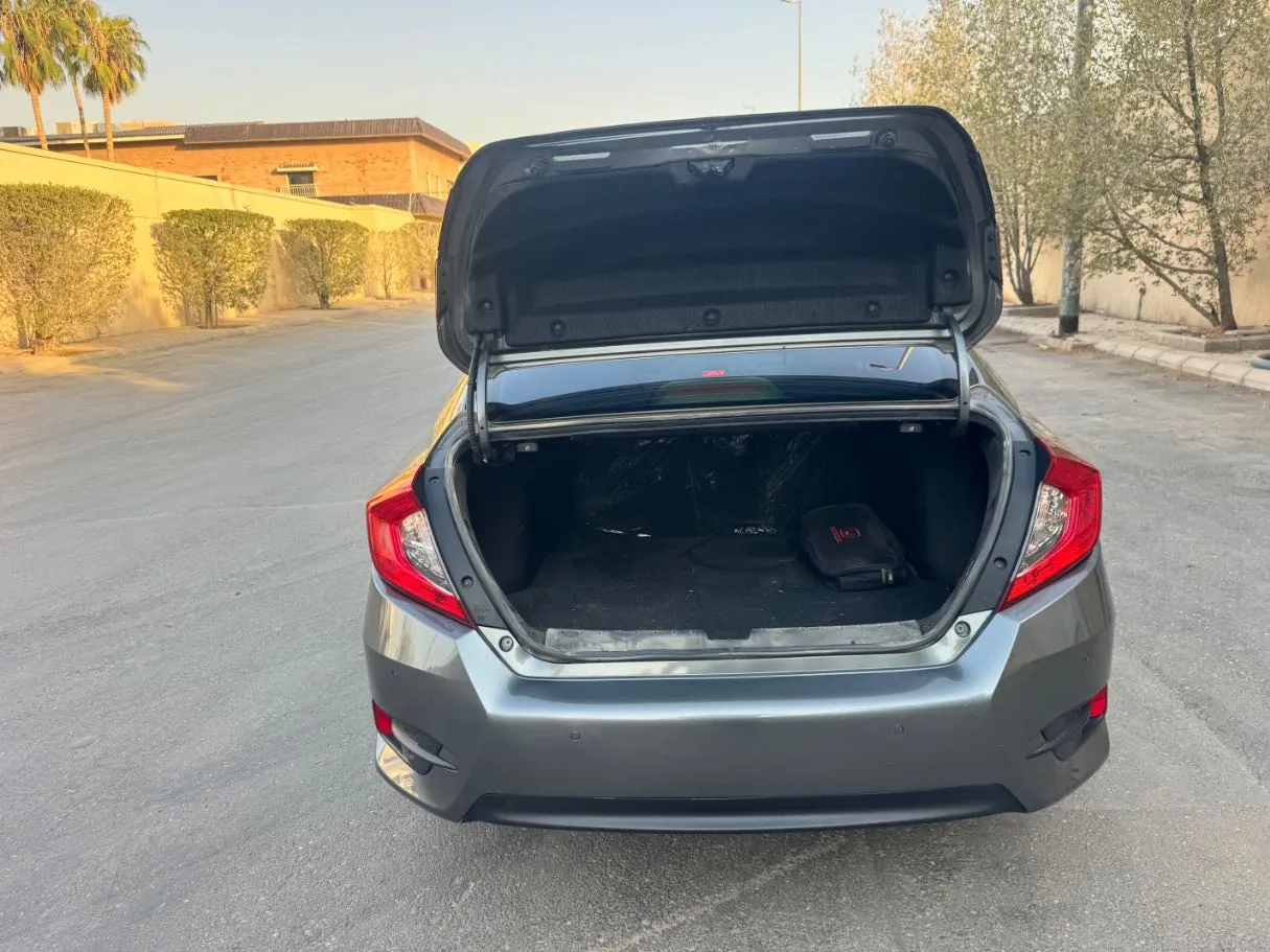Car image 18