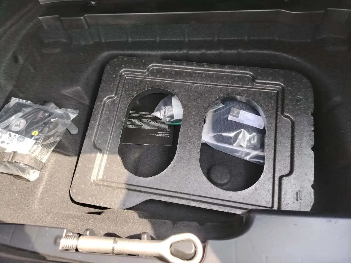 Car image 30