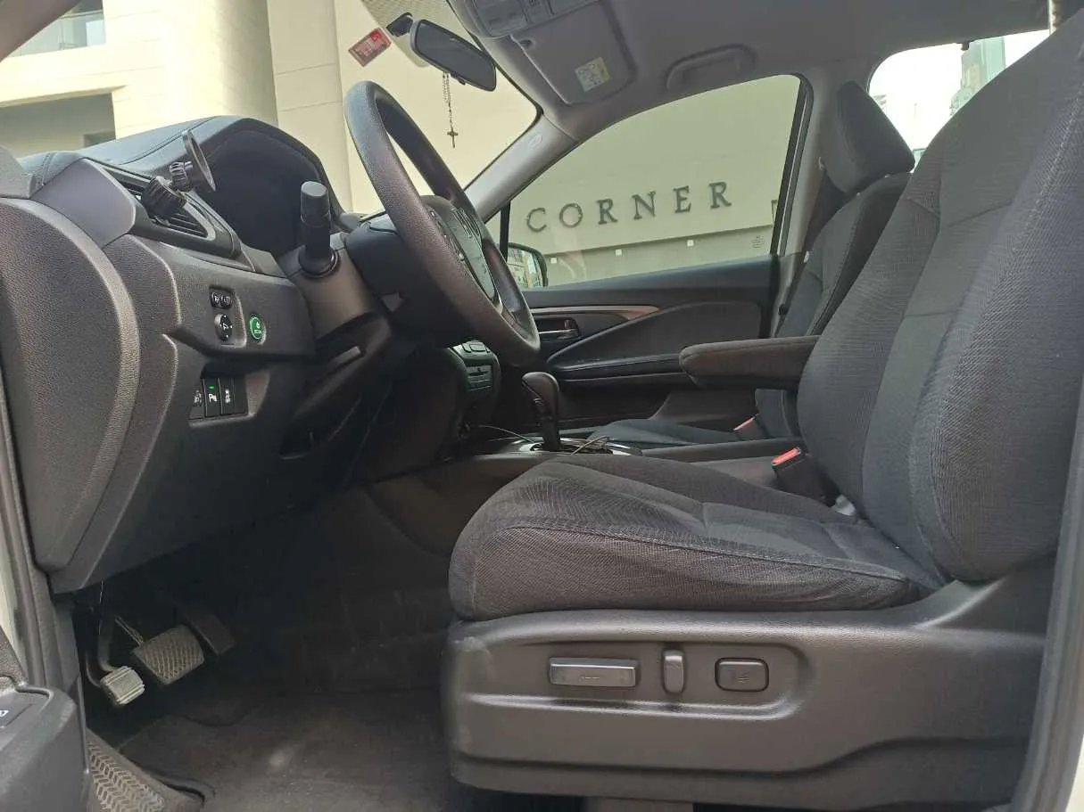 Car image 12