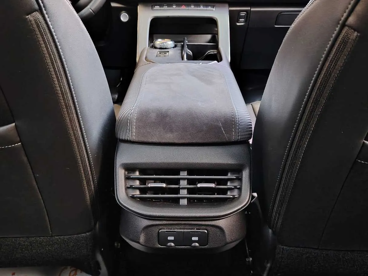 Car image 29