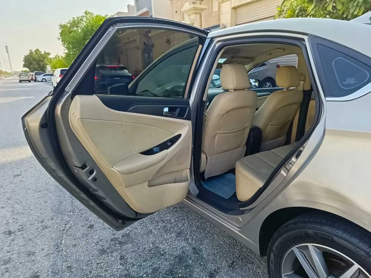 Car image 15