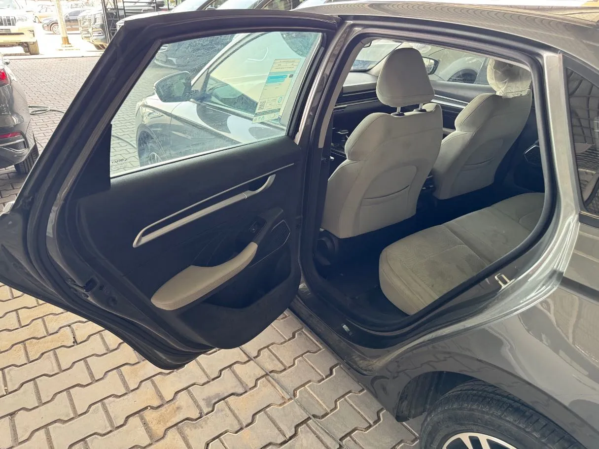 Car image 9
