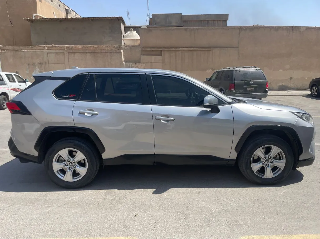 Car image 4