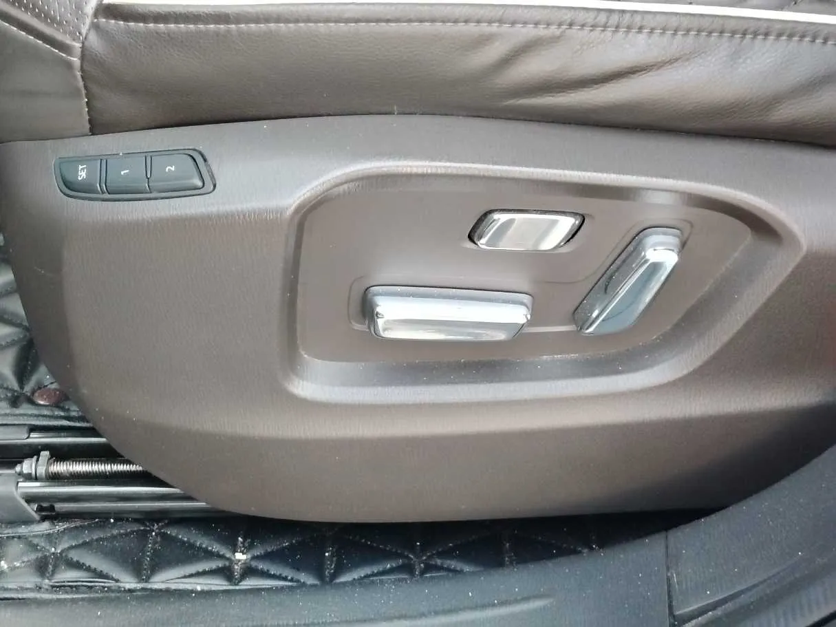 Car image 33