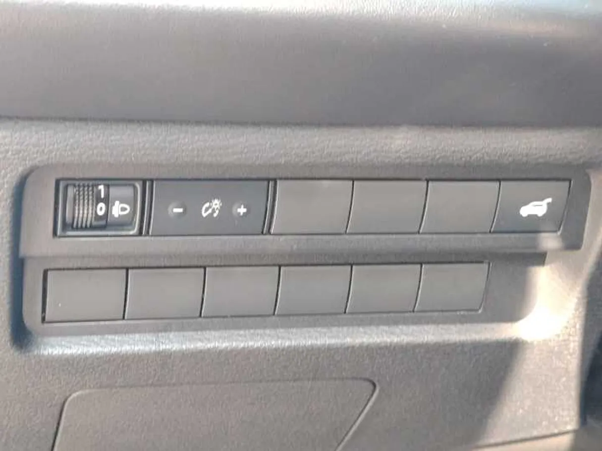 Car image 32