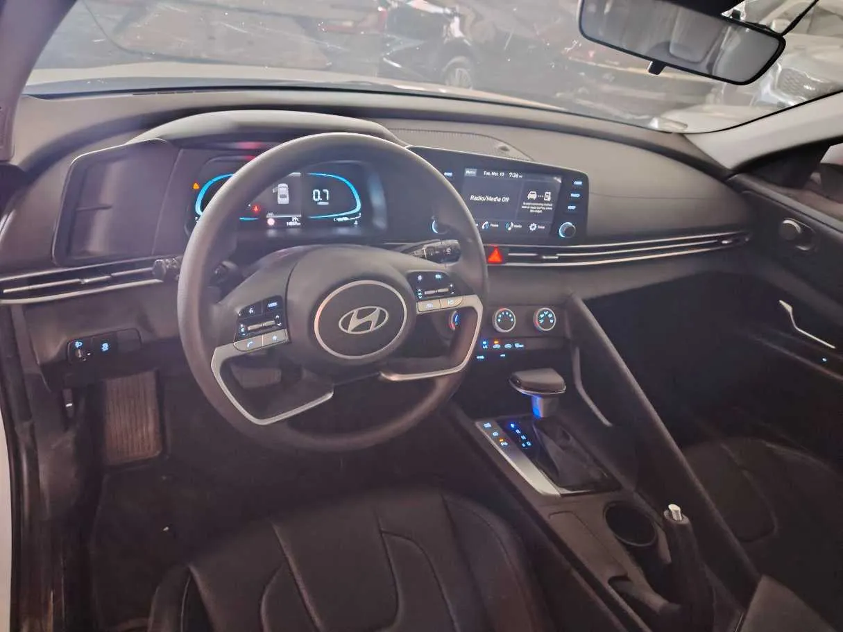 Car image 12