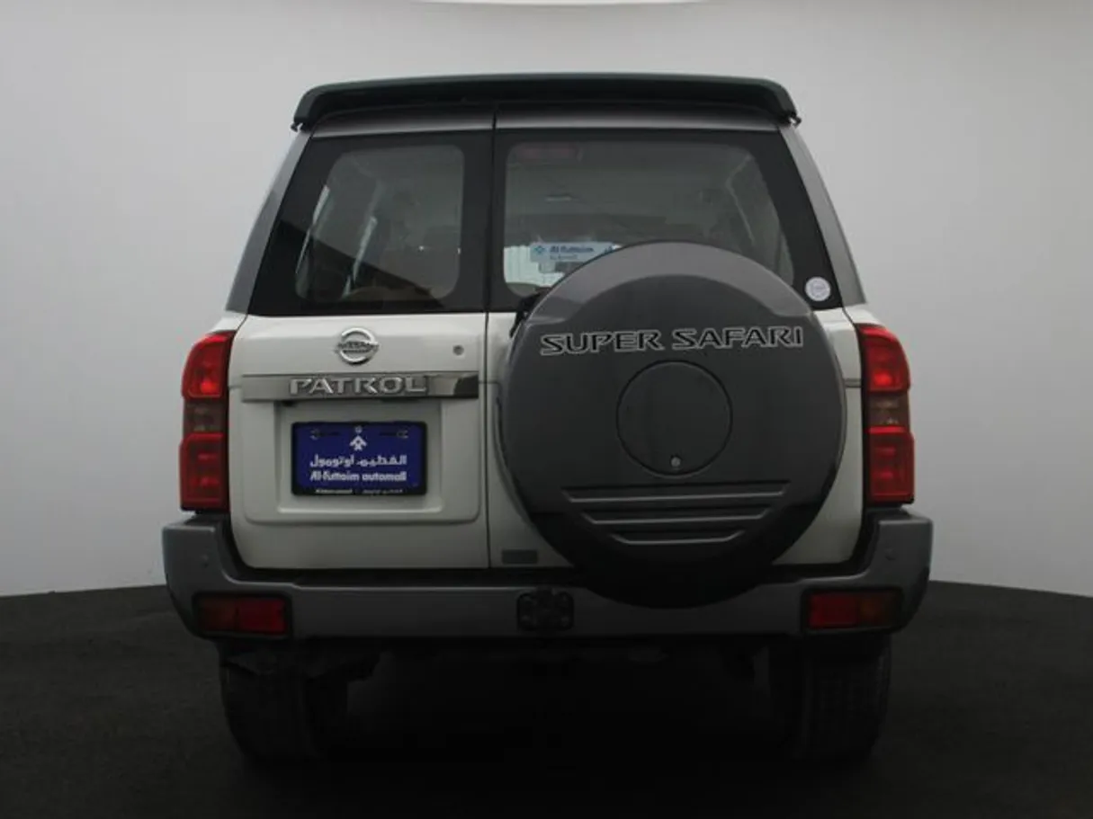 Car image 12