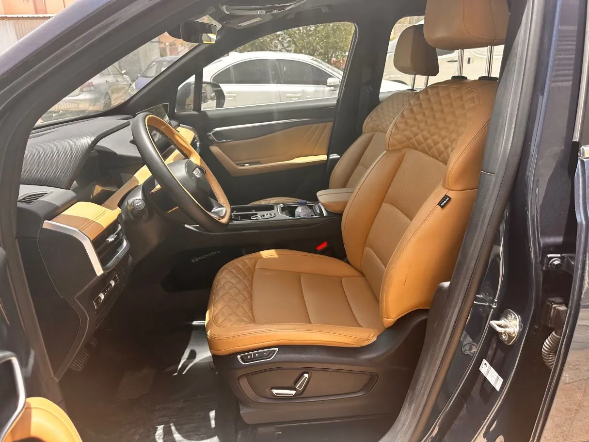 Car image 12