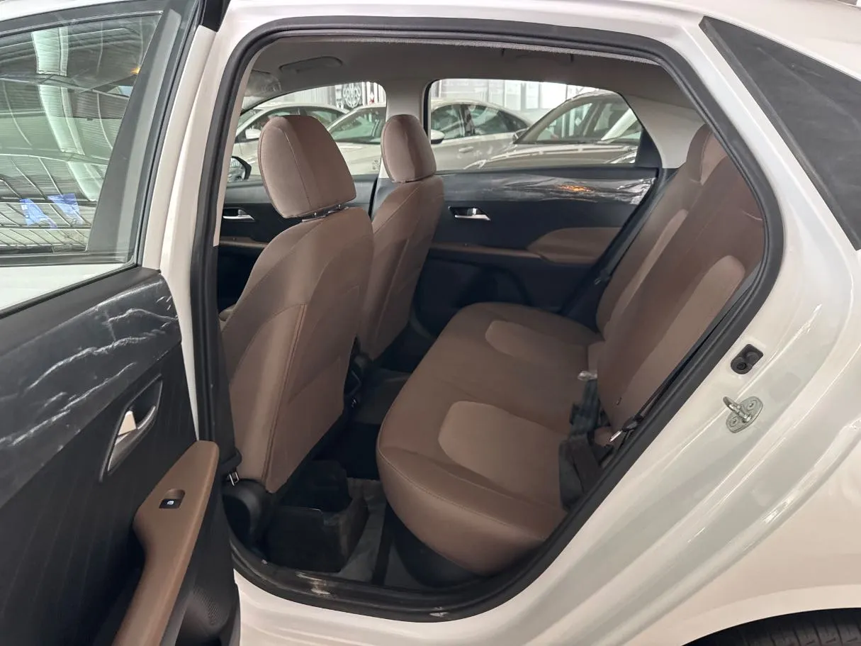 Car image 17
