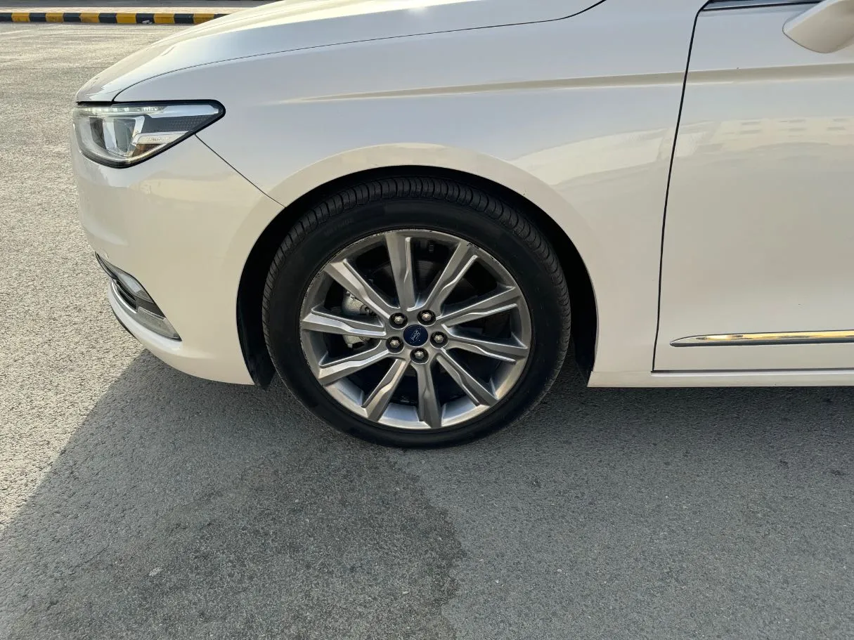 Car image 9