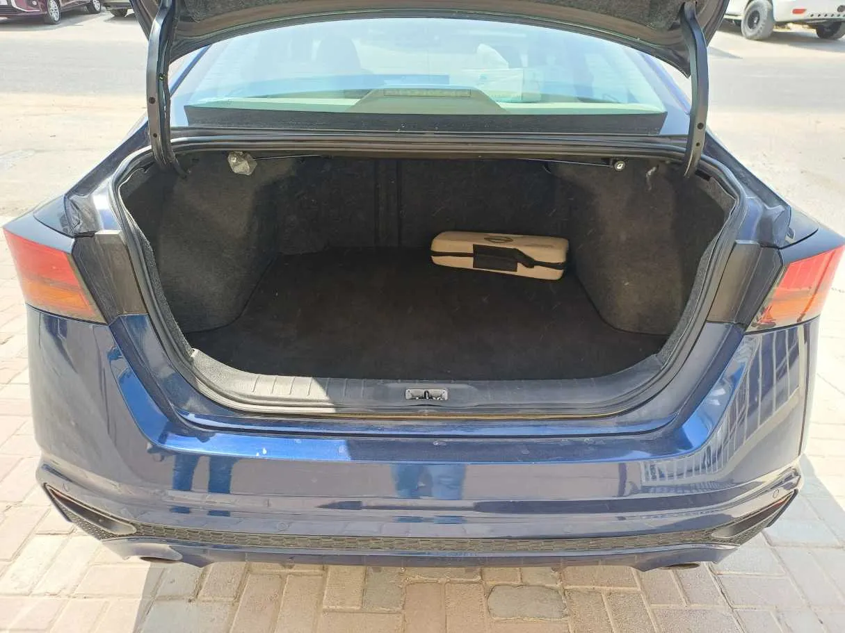 Car image 19