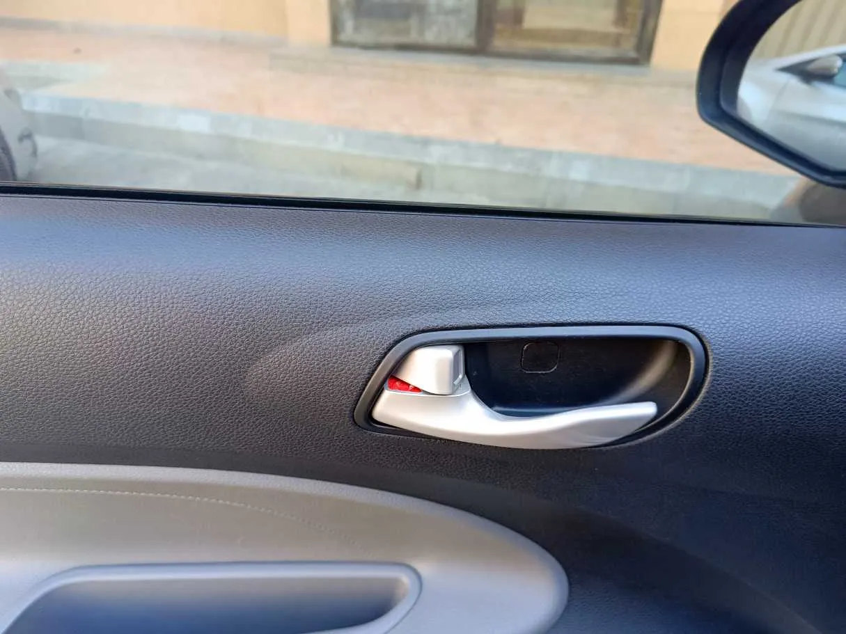 Car image 27