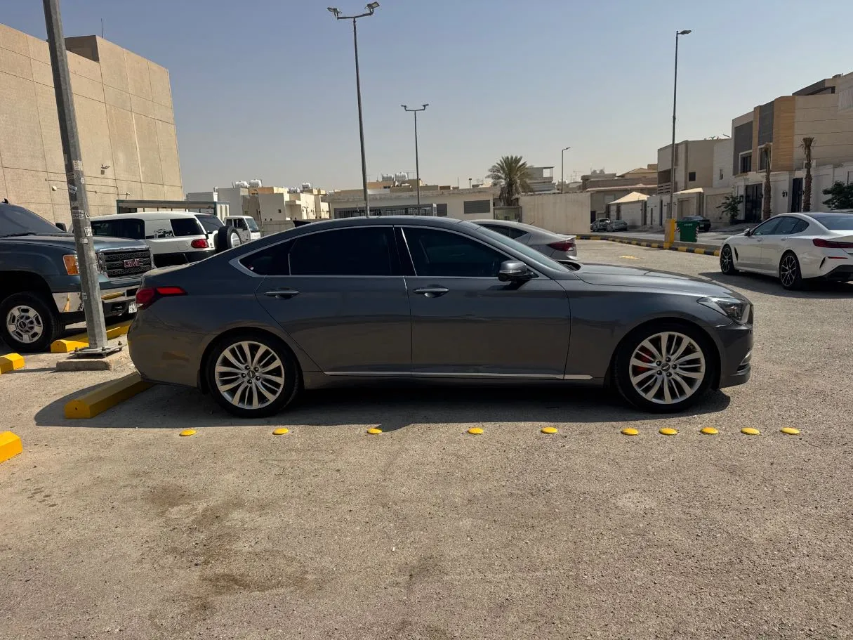 Car image 4