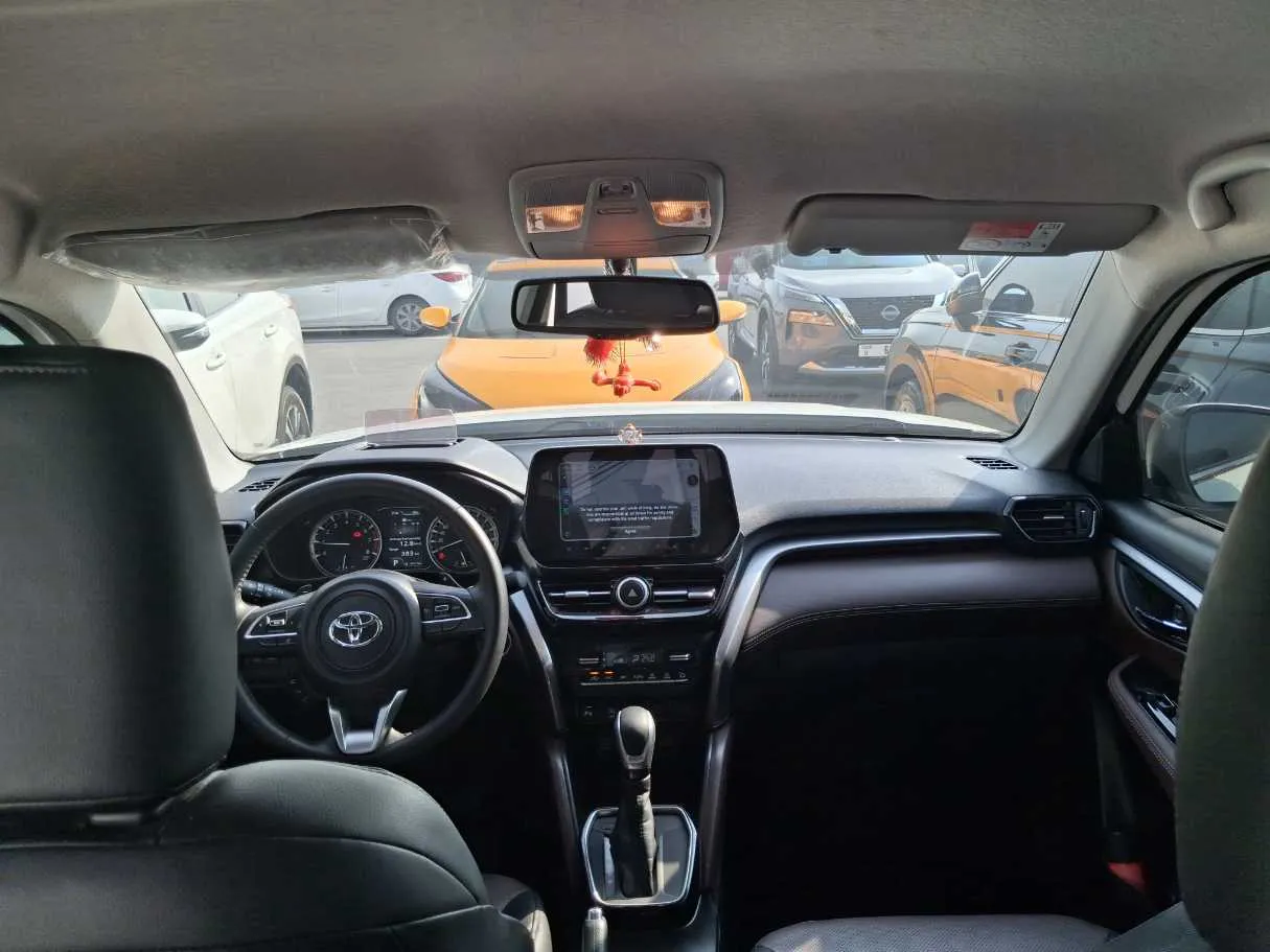 Car image 14