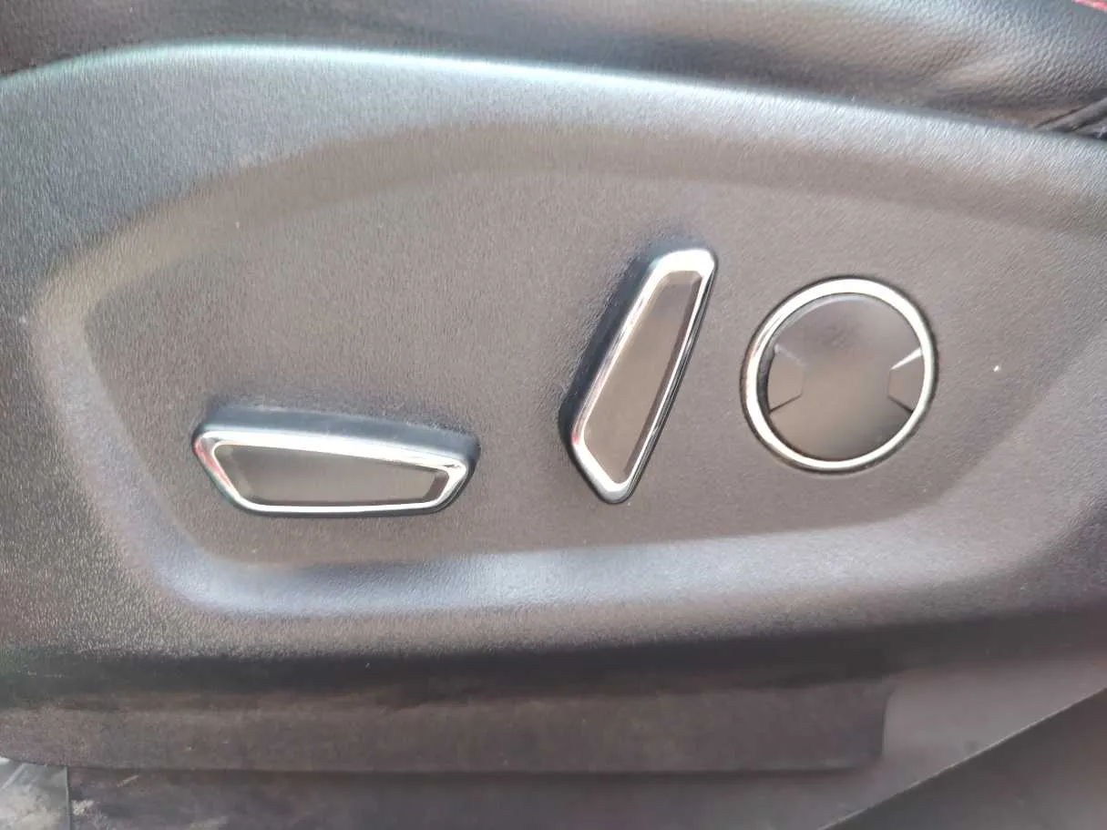 Car image 30