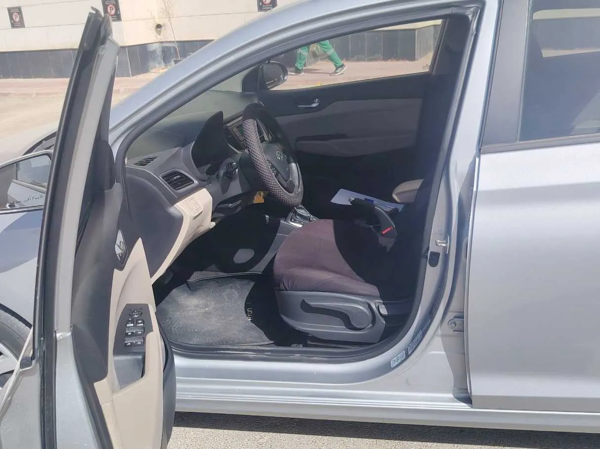 Car image 12