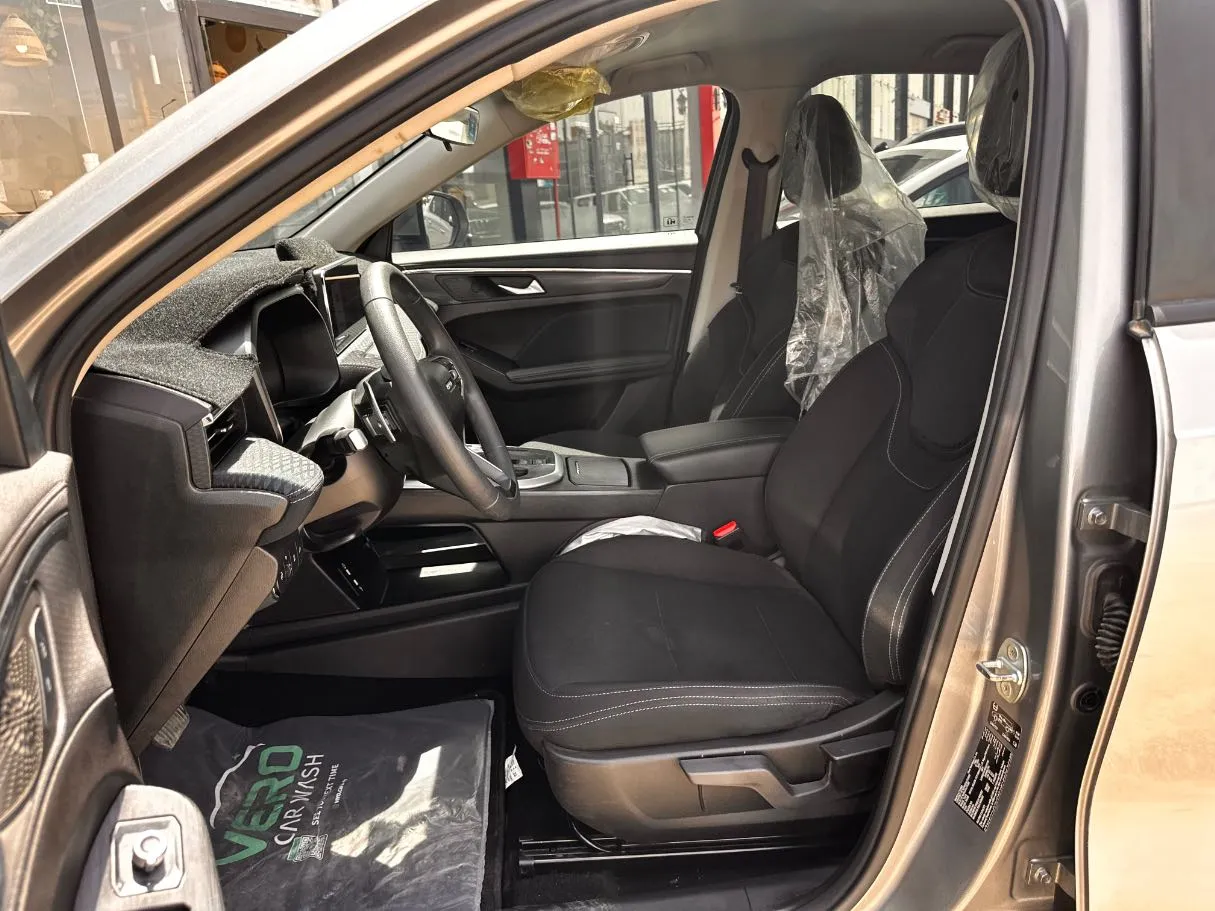 Car image 12