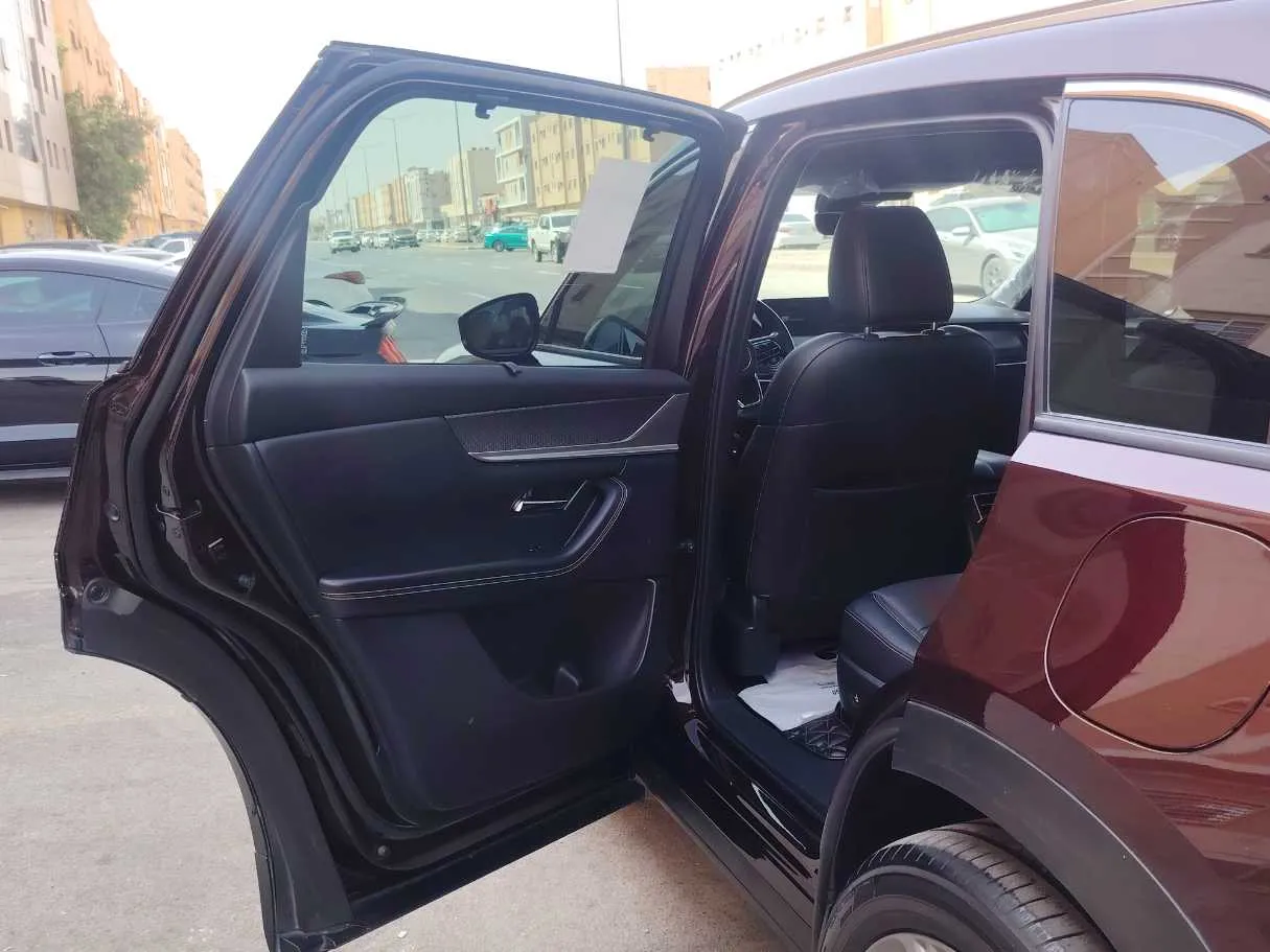 Car image 12